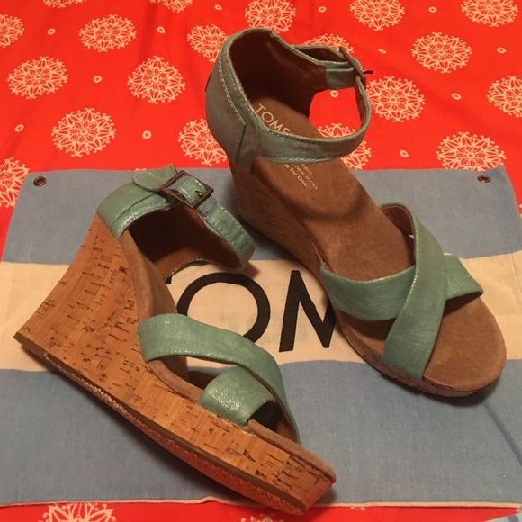 Shoes - TOMS NWOT SZ 7 WEDGE SANDALS . FLAG INCLUDED . BOX NOT INCLUDED.